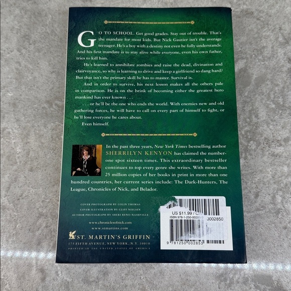 Infamous by Sherrilyn Kenyon Paperback Book. Like New. - Picture 2 of 6